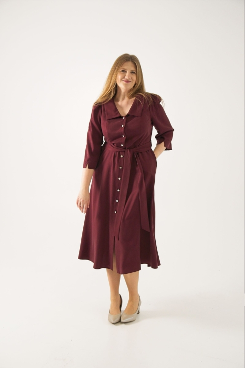 Elegancka bordowa sukienka midi – cała sylwetka