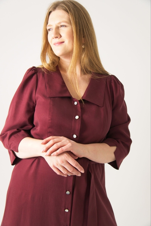 Bordowa sukienka midi – styl elegancki