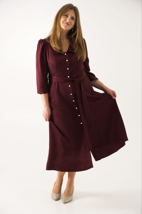 Bordowa sukienka midi – krój i długość