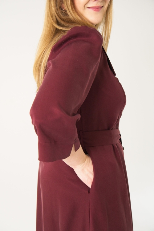 Bordowa sukienka midi – widok z boku